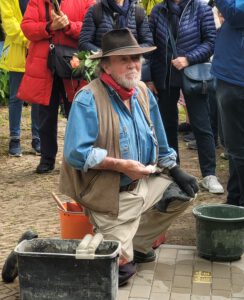 Gunter Demnig beim Verlegen der Stolpersteine am 11.5.2025