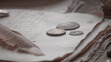 Pixabay – von Black_Sea „Book, Coin, Money image“; frei nutzbar unter der Pixabay Content License (2022).