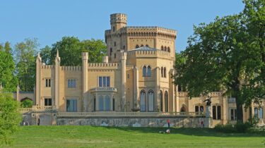 Pixabay – von Dirkek„Castle, Park, Potsdam“, unter Pixabay Content License frei verwendbar (2022).