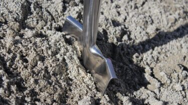 Pixabay – von patricksommer „Spade, Groundbreaking, Pokes fun at“; frei nutzbar unter Pixabay Content License (2017).