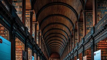 Bibliothek, Bücher, Bücherregale.